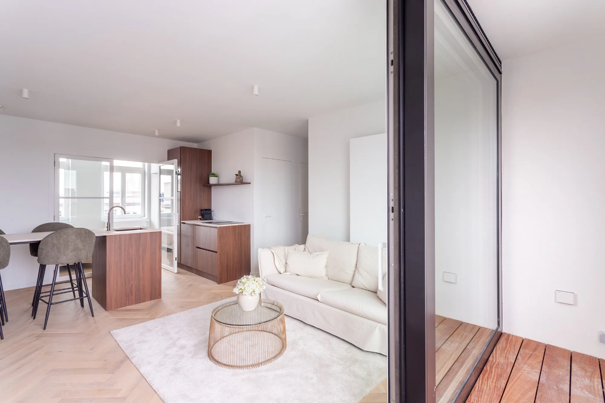 The Loft Antwerp — lichte woonkamer met zetel, open keuken en terras